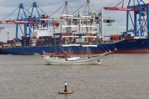 Hafengeburtstag_2012_Sailor_vor_Container